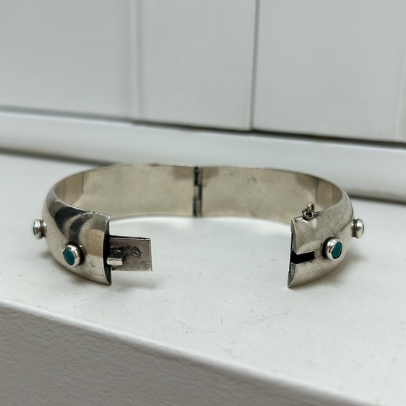 Turquoise and Silver Bangle - Picture 4 of 6